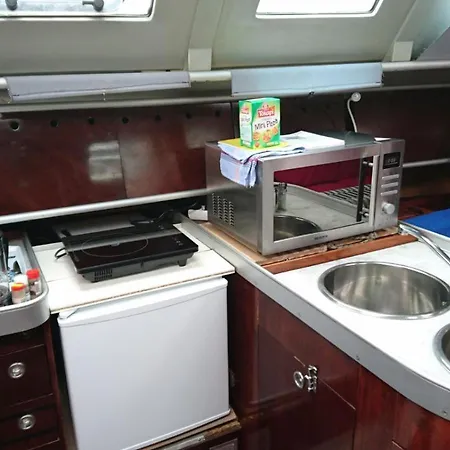Amazing Flat In Classic Sailing Boat In Båthotell Barcelona