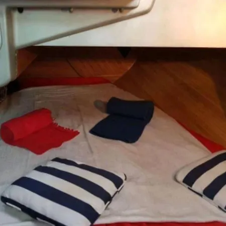 Hotel na wodzie Amazing Flat In Classic Sailing Boat In