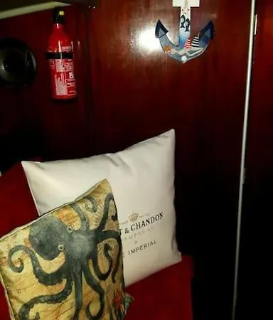 Amazing Flat In Classic Sailing Boat In Båthotell Barcelona