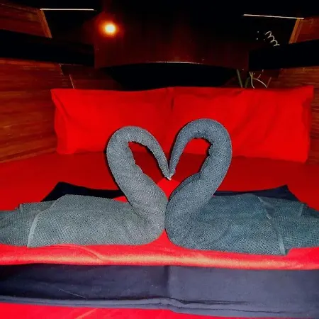 Botel Amazing Flat In Classic Sailing Boat In